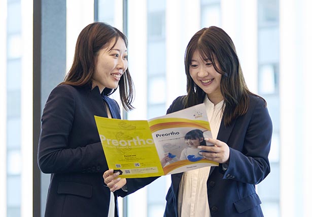 パソコンを見ている会社員